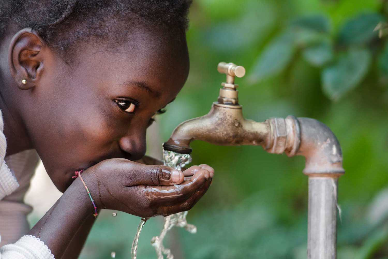 Enfant buvant de l'eau potable