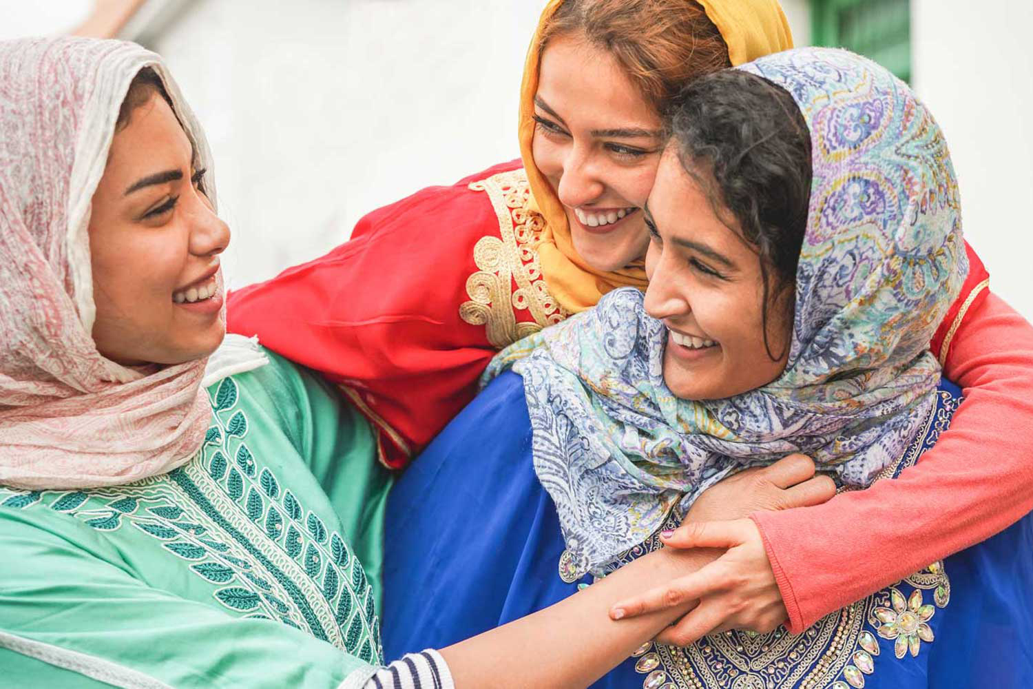 Groupe de femmes s'enlaçant joyeusement